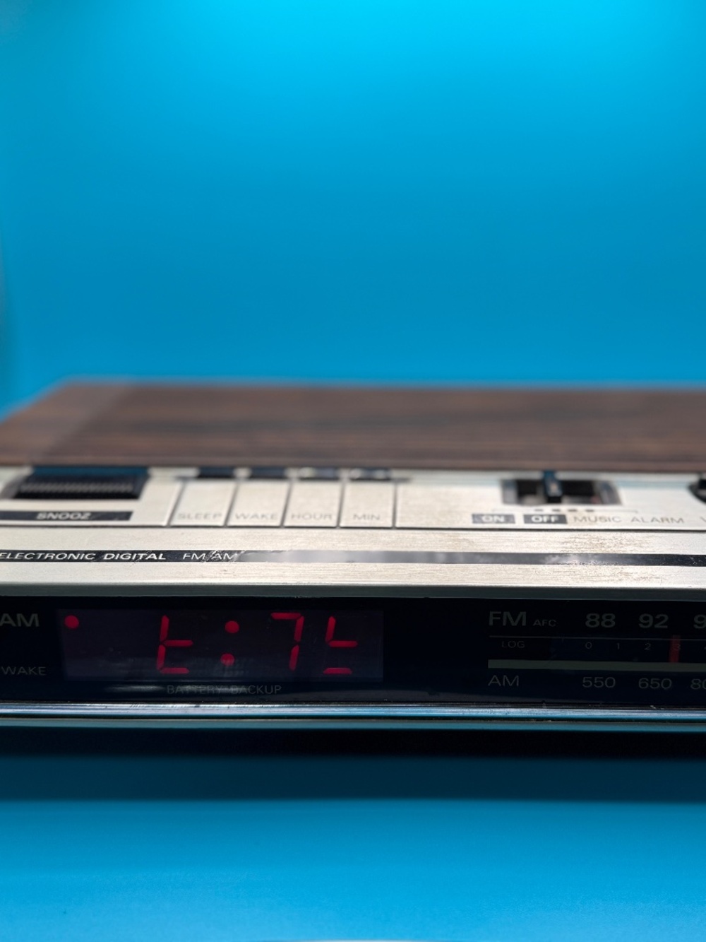 GE Alarm Clock Radio *Vintage* Wood Grain 1978 / Model 7-4684B - Tested & Workin